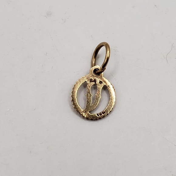 10k Gold Circle Pendant Charm Letter V - Picture 8 of 9